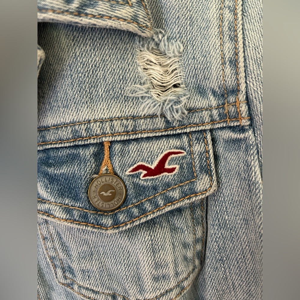 Early 2010s Hollister Light Wash Distressed Denim Jacket
Size: Medium
EUC - Picture 4 of 12